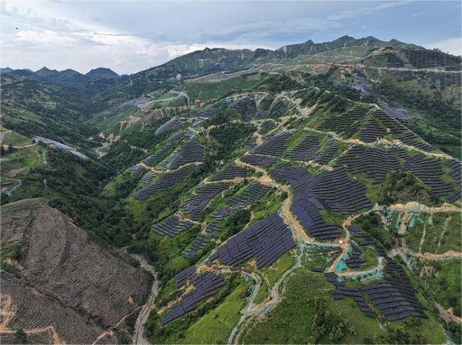 China Surpasses 1 TW in Solar Power, Setting a Global Benchmark